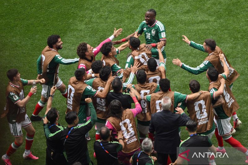 Laga Pembuka Yang Keras Dengan Tiga Kartu Merah, Meksiko Cukur Afrika Selatan 2 - 0