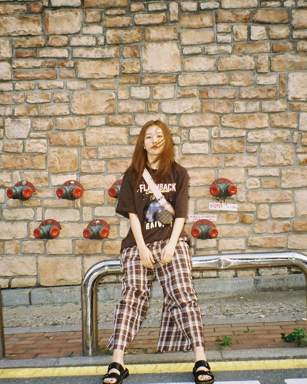 Seulgi dengan kaus dan LV (Foto: Vogue)