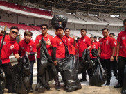 Anak Muda Binaan PDIP Bersihkan Sampah di Area GBK