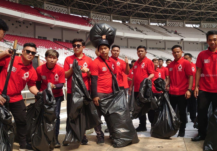 Anak Muda Binaan PDIP Bersihkan Sampah di Area GBK