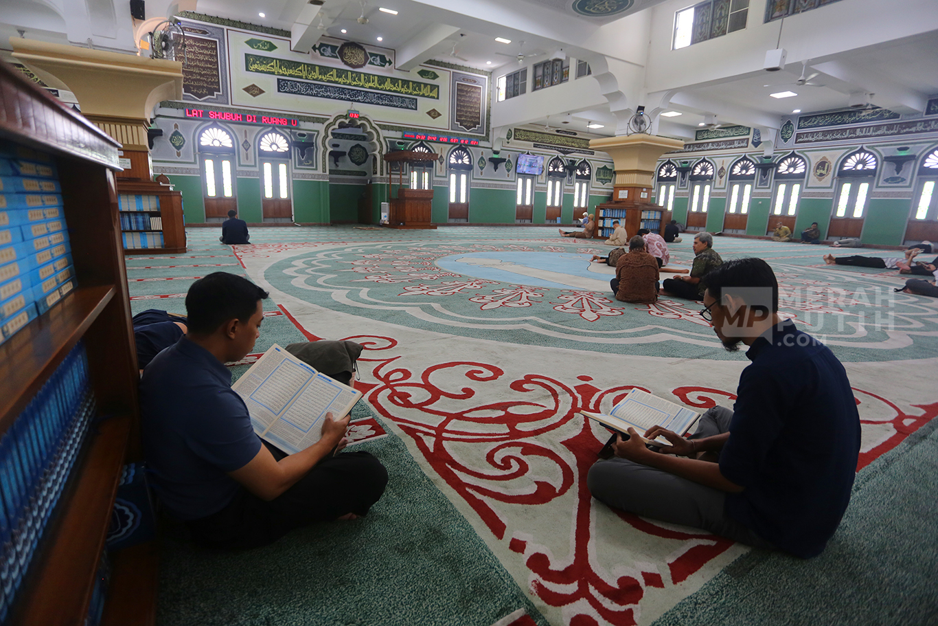 Ngabuburit Puasa Ramadan, Umat Muslim Tadarus Al-Qur’an di Masjid Agung Al-Azhar Jakarta