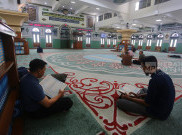 Ngabuburit Puasa Ramadan, Umat Muslim Tadarus Al-Qur’an di Masjid Agung Al-Azhar Jakarta