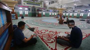 Ngabuburit Puasa Ramadan, Umat Muslim Tadarus Al-Qur’an di Masjid Agung Al-Azhar Jakarta