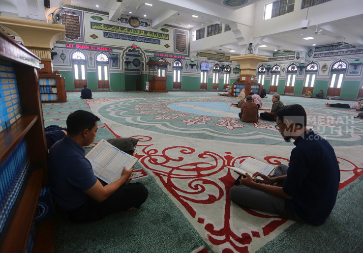 Ngabuburit Puasa Ramadan, Umat Muslim Tadarus Al-Qur’an di Masjid Agung Al-Azhar Jakarta
