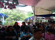 Jakarta Diguyur Hujan, Umat Katolik Terus Berdatangan ke Gereja Katedral