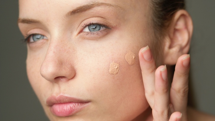 Tips Memilih Foundation Sesuai dengan Warna Kulit