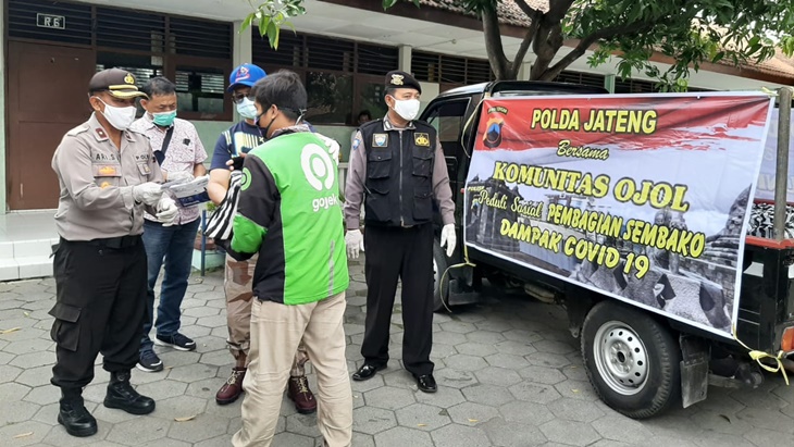 Pemberian paket sembako kepada driver ojol dan tukang becak oleh Polda Jateng
