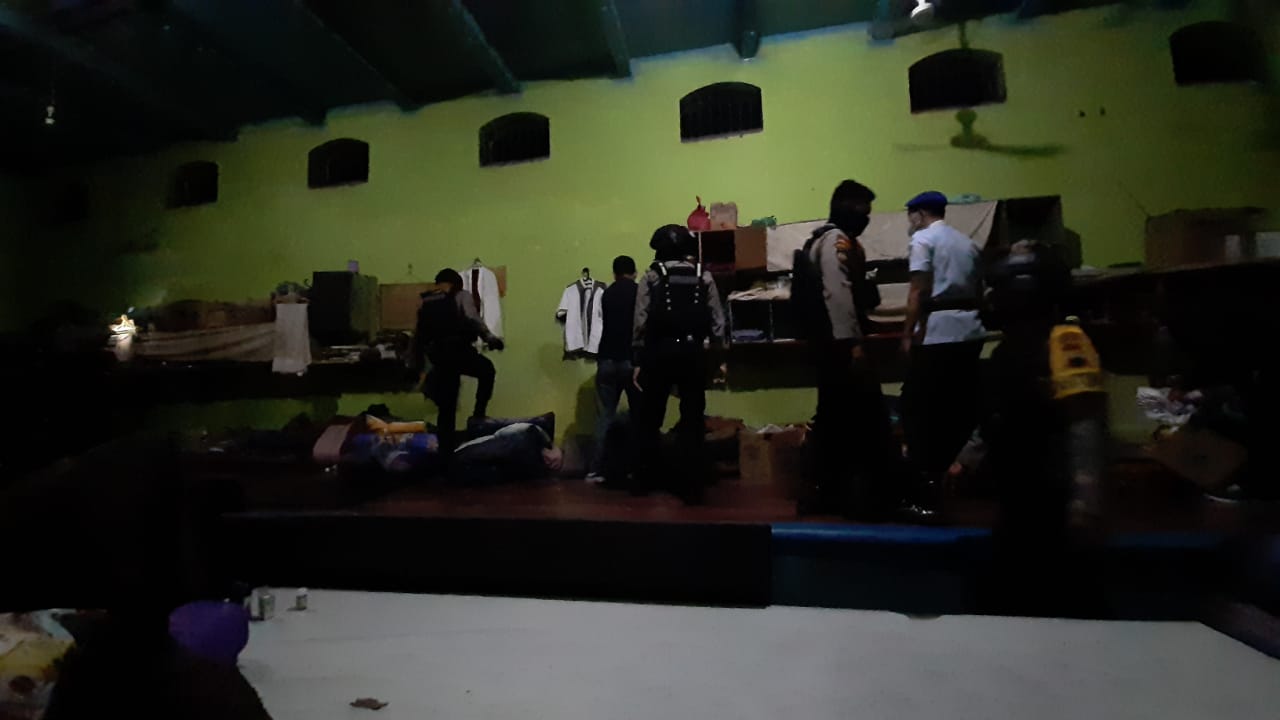 Tim gabungan Polresta Surakarta dan sipir melakukan razia di dalam kamar warga binaan di Rutan Klas IA Surakarta, Jumat (29/1) malam. (MP/Ismail)