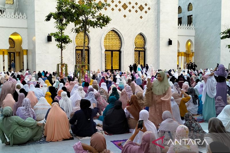 Jemaah perempuan terlihat memenuhi Masjid Sheikh Zayed Solo, untuk melaksanakan shalat Idul Fitri 1444 Hijriah, Sabtu 