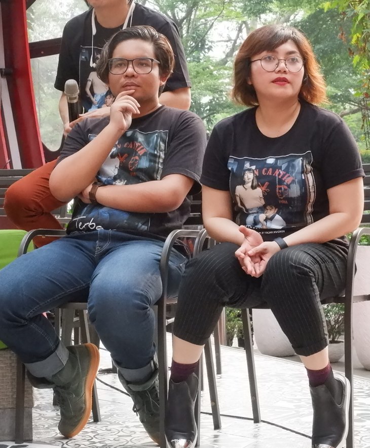 terbang menembus langit