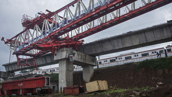 Warga Beberkan Kronologi Peristiwa Jatuhnya Crane Kereta Api Cepat