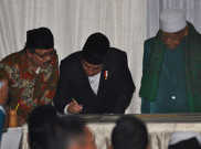 Jokowi Awali Penulisan Al Quran Akbar di Pesantren Al Asy’ariyyah Wonosobo