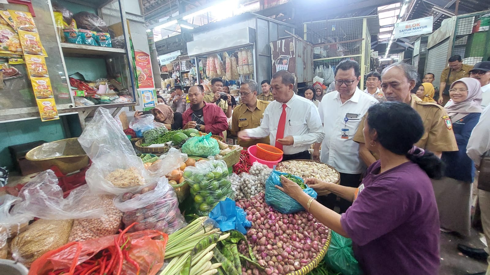 Wali Kota Solo, Teguh Prakosa bersama TPID, melakukan inspeksi harga sembako di Pasar Gede Solo, Senin (23/12). (MP/Ismail)