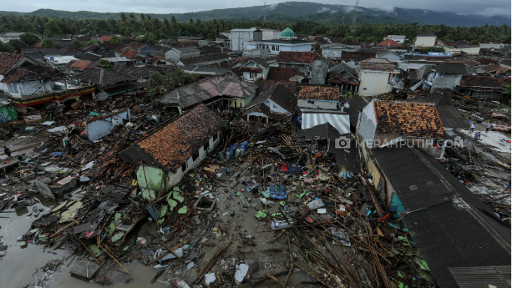 Suasana Pasar Sumur setelah diterjang Tsunami pada Sabtu (22/12/2018). Foto: MP/Rizki Fitirianto
