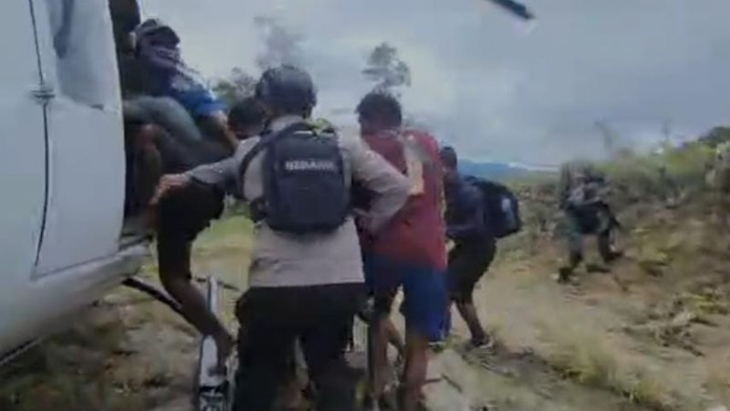 Aparat Evakuasi Warga Korban Teror KKB Gunakan Helikopter