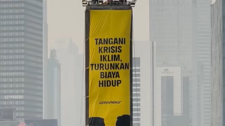 Pramono Buka Suara soal Spanduk Raksasa Greenpeace di Bundaran HI, Ingatkan Ketertiban