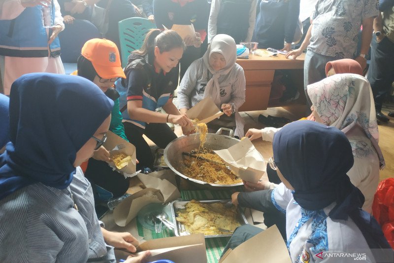 Makan di Posko Banjir, Istri Mensos: Masakan Dapur Umum Enak