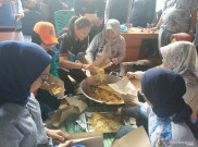 Makan di Posko Banjir, Istri Mensos: Masakan Dapur Umum Enak