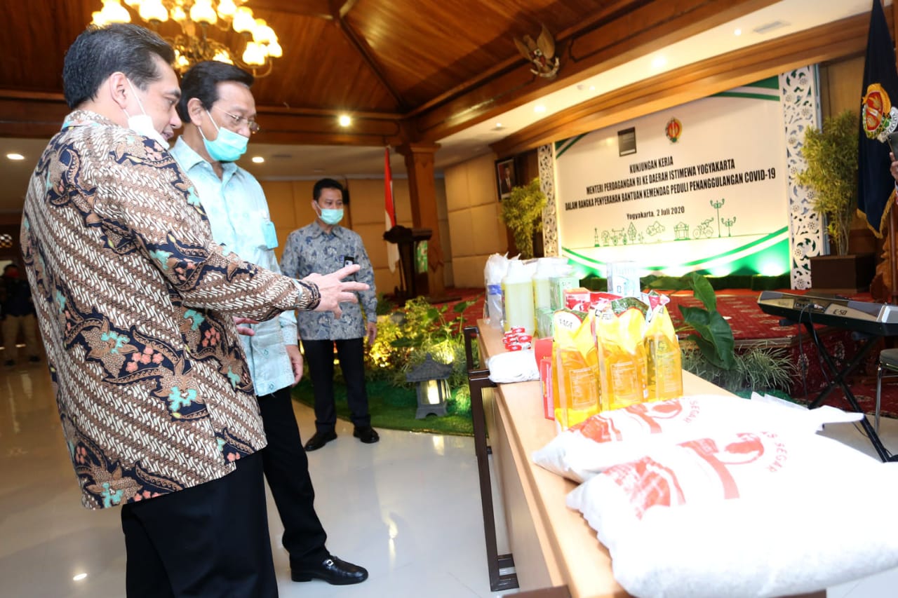 Mendag menyerahkan bantuan simbolisasi pada Pemda DIY. Foto: Humas Kemendag