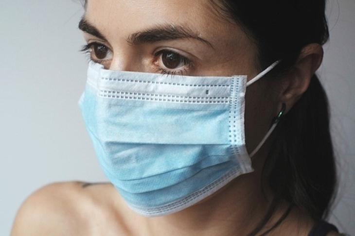 Cegah COVID-19, Apakah Efektif Pakai Dua Masker Sekaligus?