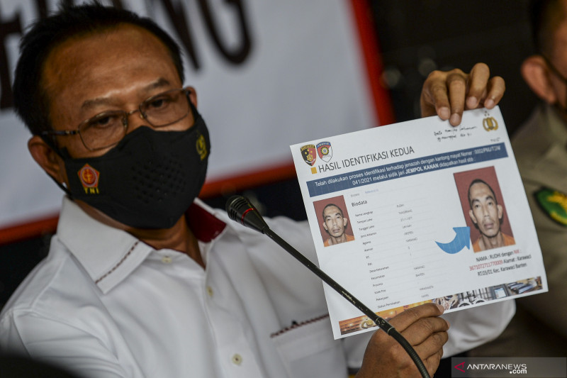 Kepala Pusat (Kapus) Inafis Polri, Brigjen Pol Mashudi menunjukkan data dari korban kebakaran Lapas Dewasa Klas 1 Tangerang yang teridentifikasi saat jumpa pers di RS Polri, Kramat Jati, di Jakarta, Kamis (9/9/2021). ANTARA FOTO/M Risyal Hidaya