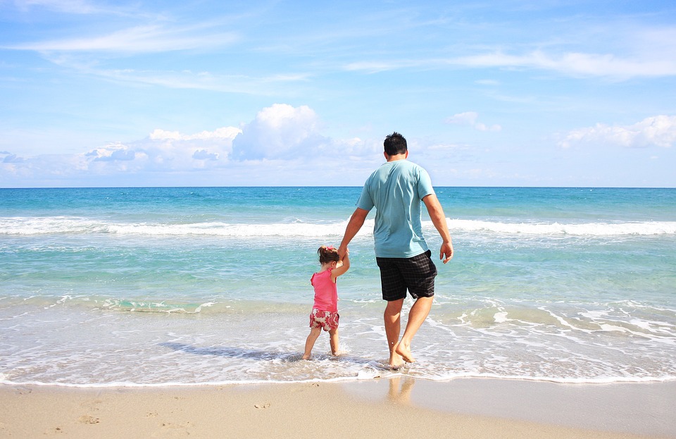 Berenang di pantai bersaa buah hati (Pixabay/sarahbernier3140)