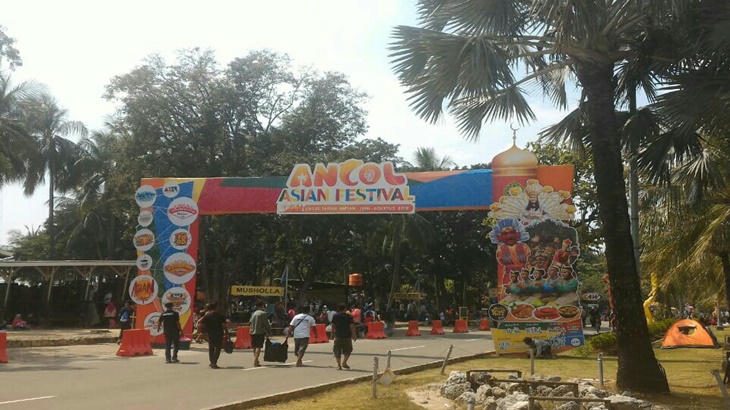 Suasana festival Asia di Pantai Karnaval Ancol