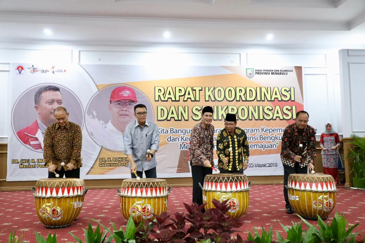 Menpora Imam Nahrawi membuka Rapat Koordinasi dan Sinkronisasi (Rakornis) Kadispora Provinsi Bengkulu di Kantor Gubernur Bengkulu, Kamis (21/3) sore. (foto:kundimang/kemenpora.go.id)