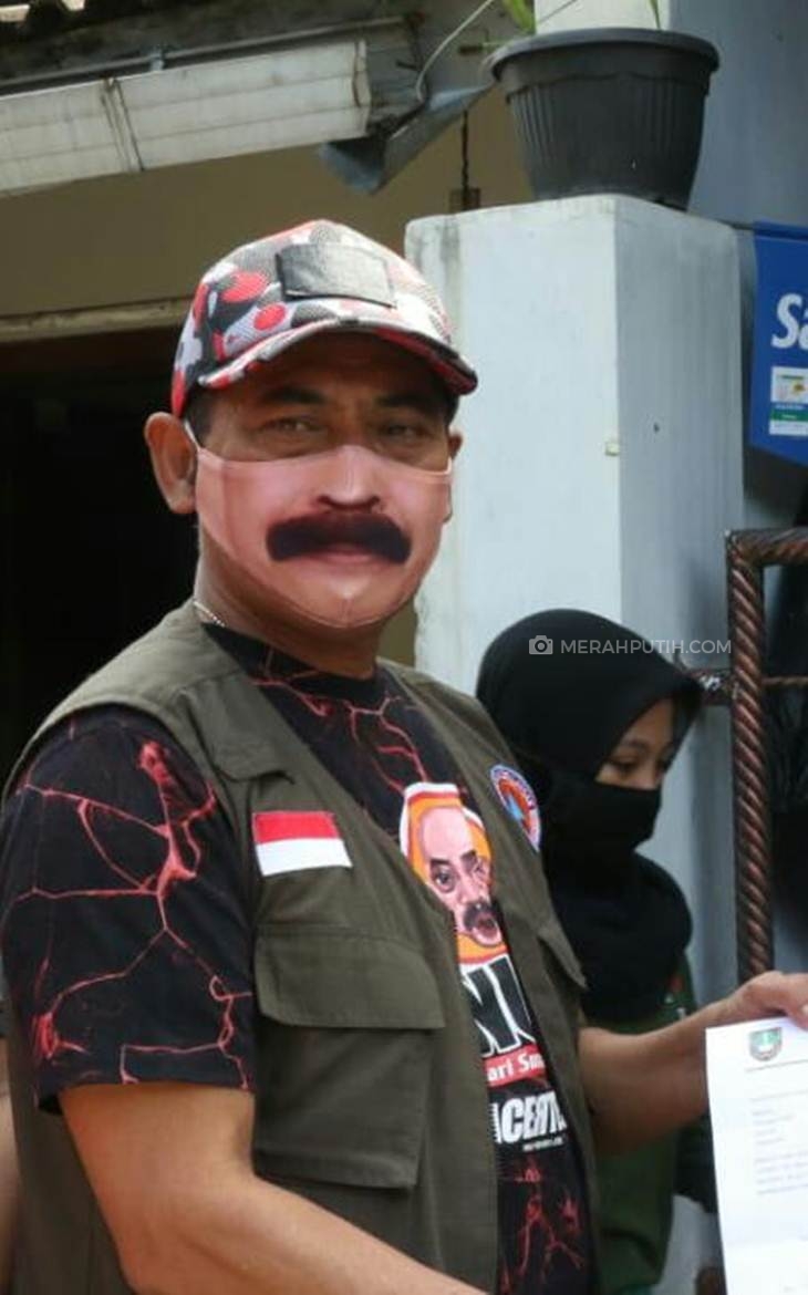 Wali Kota Solo FX Hadi Rudyatmo mengenakan masker bergambar kumis tebal yang viral di medsos, Rabu (10/6). (MP/Ismail)