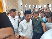 Pensiun, Jokowi Ditemani Kaesang Salat Jumat Masjid Zayed Solo