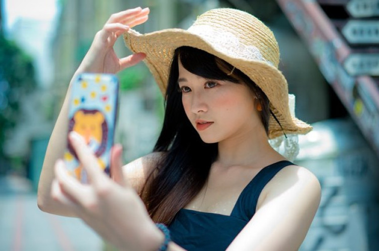 Menurut Penelitian, Perempuan Suka Selfie yang Tidak Natural