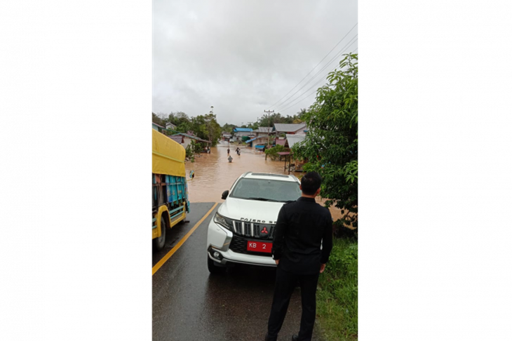 Banjir membuat jalan penghubung Pontianak dengan Putussibau di Desa Sejahtera Mandiri, Kecamatan Hulu Gurung, Kabupaten Kapuas Hulu, Kalimantan Barat, tidak bisa dilalui kendaraan. (ANTARA/HO BPBD Kapuas Hulu)