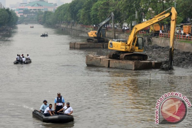 Sejumlah prajurit TNI AL melakukan pembersihan sampah di Sungai Kalimas Surabaya, Jawa Timur, Jumat (24/11/2017). (ANTARA FOTO/M Risyal Hidayat)