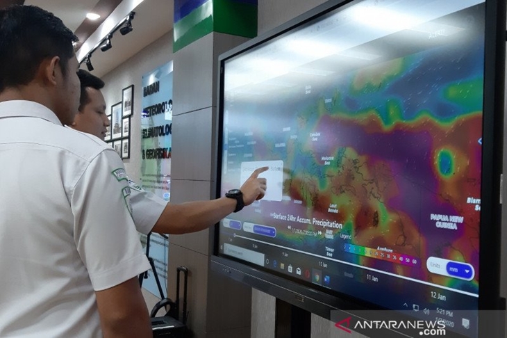 Pegawai BMKG menunjukkan prakiraan cuaca pada bagan di Kantor BMKG, Jakarta, Selasa (7/1/2020). (FOTO ANTARA/Katriana)