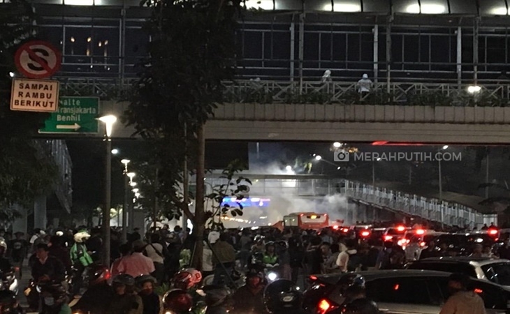 Polisi Tembakan Gas Air Mata ke Kampus Atmajaya