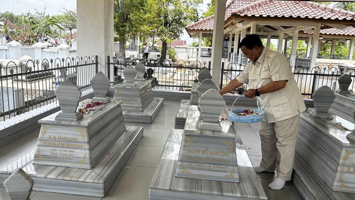 Prabowo Pulang Kampung, Ziarah ke Makam Kakek dan Keluarganya