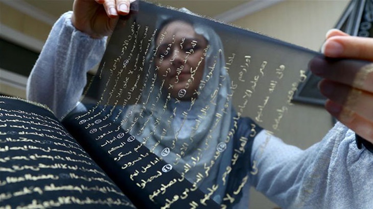 Al Quran dari tinta emas yang ditulis di atas kain sutera (Foto: Boredpanda)