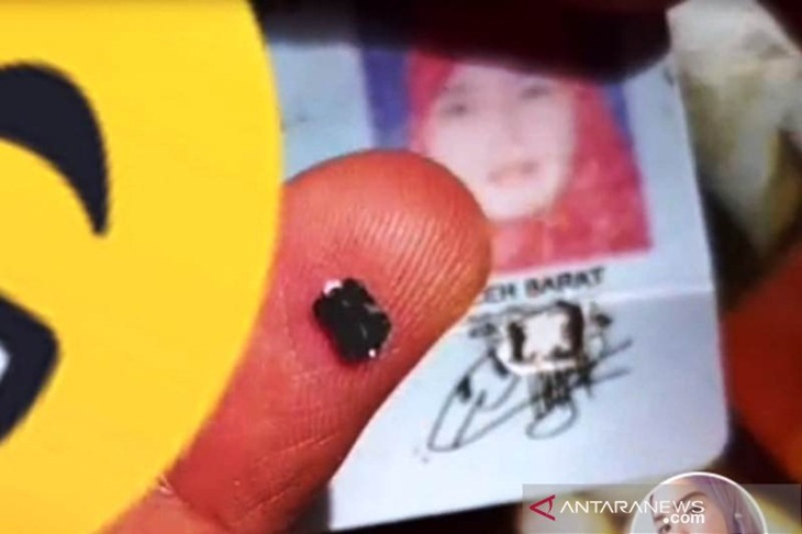 Tangkapan layar seorang pengguna sosial media diduga sengaja mencungkil KTP elektronik milik warga di Kabupaten Aceh Barat, Senin (15/2/2021). ANTARA/Teuku Dedi Iskandar