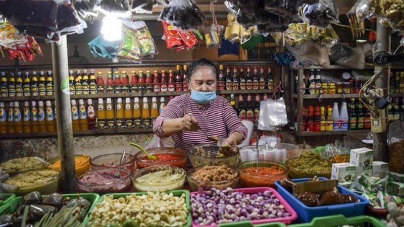 Pedagang mengenakan masker saat melayani pembeli di tengah pandemi Covid-19 di Pasar Senen, Jakarta, Selasa (21/4/2020). Foto Antara/Nova Wahyudi