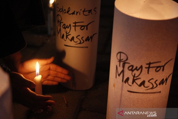 Warga menyalakan lilin untuk para korban ledakan bom di Makasar saat aksi solidaritas di kawasan Balai Kota Solo, Jawa Tengah, Minggu (28/3/2021).ANTARA FOTO/Maulana Surya.