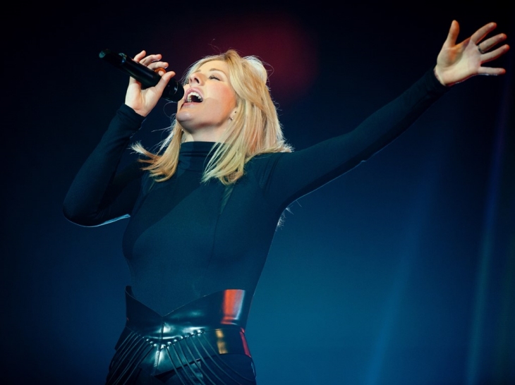 Ellie Goulding saat tampil di Praha, 2016 (Foto: 123RF/buzzfuss)