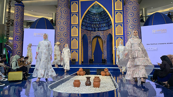 Nuansa Sage dalam Kolaborasi Dea Textile dan Ranaya Scarves di Ramadan Runway