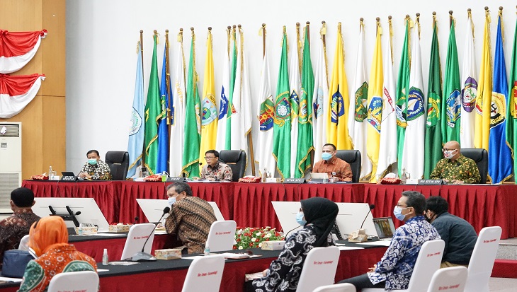 Ketua KPK Firli Bahiri dalam Webinar Nasional Pilkada Berintegritas 2020, di Gedung Kementerian Dalam Negeri, Jakarta, Selasa (20/10). 