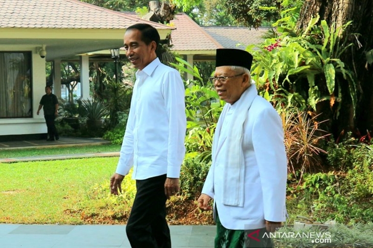 Presiden dan Wakil Presiden Terpilih, Joko Widodo dan Ma'ruf Amin, di halaman Masjid Baiturrahim, kompleks Istana Kepresidenan Jakarta. (Foto: Antara/Bayu Prasetyo)