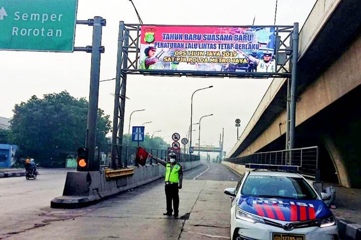 Petugas Patroli Jalan Raya (PJR) Polda Metro Jaya bersiaga di lintasan Tol JORR dan Tol Jakarta-Cikampek untuk menjaring pelanggar ketentuan larangan melintas, Jumat (20/12/2019). (ANTARA/HO-PJR PMJ)