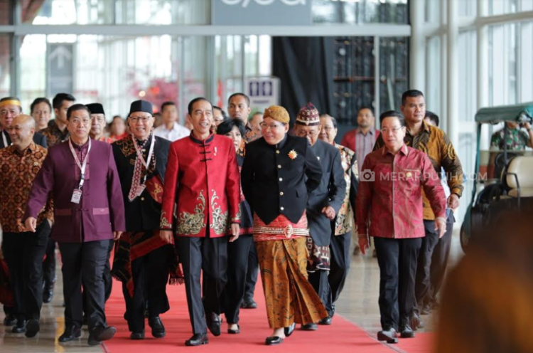 Jokowi Senang Pakai Baju Tradisional Tiongkok Karya Desainer Anne Avantie