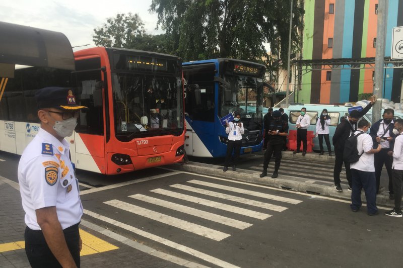 Kepala Bidang Angkutan Jalan Dishub DKI Jakarta Yayat Sudrajat (kiri) meninjau beroperasinya Bus Rapid Transit (BRT) Transjakarta di Jalan Jatibaru Bengkel, depan pintu Kereta Rel Listrik (KRL) Stasiun Tanah Abang, Jakarta Pusat pada Senin (3/5/2021). (ANTARA/Abdu Faisal)