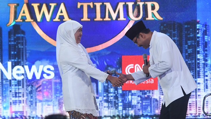 Calon Gubernur Jawa Timur nomor urut satu Khofifah Indar Parawansa (kiri) dan nomor urut dua Saifullah Yusuf (kanan). (ANTARA FOTO/Zabur Karuru)
