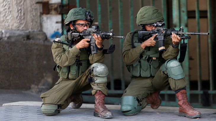 Tentara Israel berjaga di Gaza