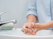 Sering Cuci Tangan? Jaga Kelembapan Kulit